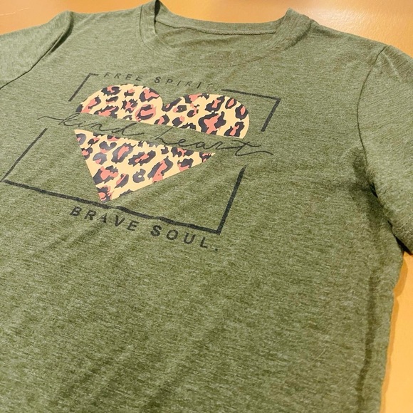 Free Spirit Graphic Green Leopard Animal Print Heart T-Shirt XL - Picture 4 of 7